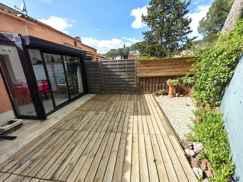 Villa mitoyenne au calme avec parking et piscine commune - FR-1-607-126
