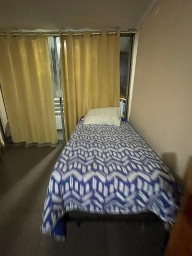 Säng eller sängar i ett rum på departamento 1 dormitorio centro norte