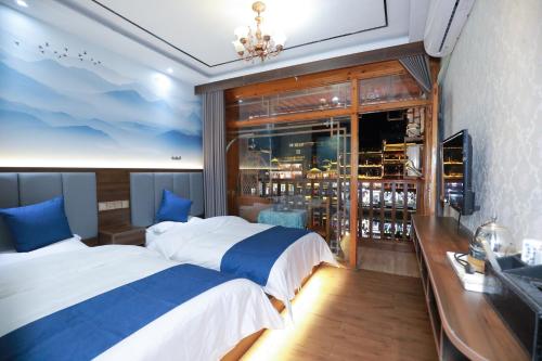 a hotel room with two beds and a bar at Yi Jiang Lou lnn in Fenghuang County