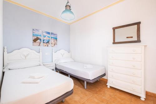 1 Schlafzimmer mit 2 Betten und einer Kommode in der Unterkunft Acuarium III-2-F Apartment Levante Beach in Benidorm