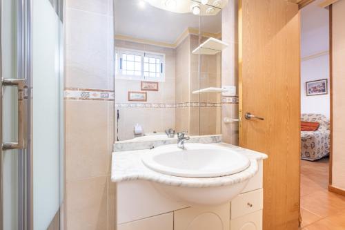 ein Bad mit einem Waschbecken und einem Spiegel in der Unterkunft Acuarium III-2-F Apartment Levante Beach in Benidorm