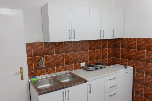 Η κουζίνα ή μικρή κουζίνα στο Apartman Dunja