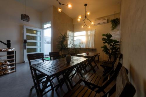 a dining room with a wooden table and chairs at 木子寓所 Moozhouse in Magong