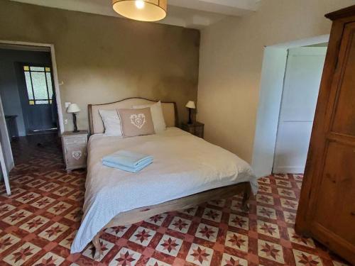 een slaapkamer met een bed met een handdoek erop bij Mas du 19eme dans le luberon in Robion en Luberon