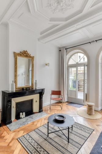 un salon avec une cheminée et un miroir dans l'établissement Le Coste - Free parking - Central - Wifi -netflix, à Carcassonne