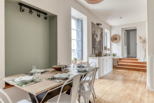 une cuisine et une salle à manger avec une table et des chaises dans l'établissement Le Coste - Free parking - Central - Wifi -netflix, à Carcassonne