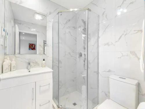 A bathroom at Wonderful Three Bedroom with Garage