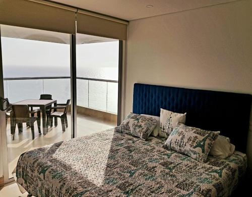 Palmetto Sunset Balcones con vista al mar Cartagena في كارتاهينا دي اندياس: غرفة نوم مع سرير وإطلالة على المحيط