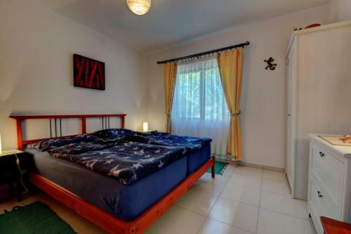 タサコルテにあるBungalows El Paradisoの窓付きの部屋にベッド付きのベッドルーム1室があります。