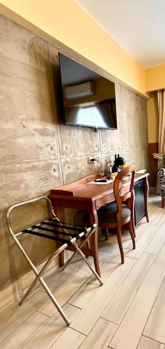 a wooden desk with a chair in a room at Hotel Panamericano in Santiago