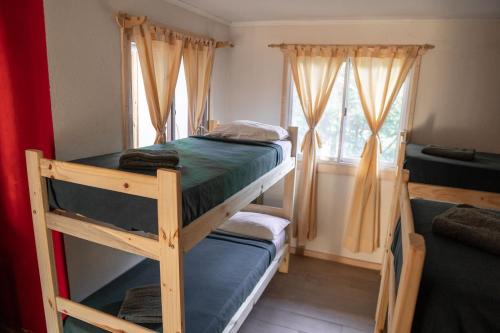 Una cama o camas cuchetas en una habitación  de Wood Side Hostel