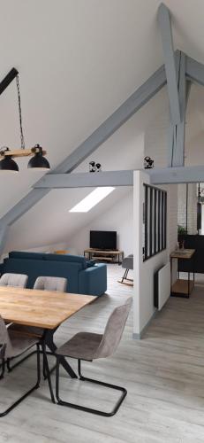 un salon avec un canapé bleu et une table dans l'établissement Appartement 6 pers centre Gérardmer, à Gérardmer