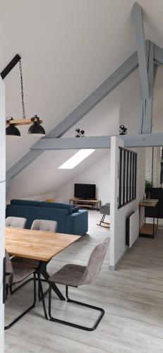 un salon avec un canapé bleu et une table dans l'établissement Appartement 6 pers centre Gérardmer, à Gérardmer