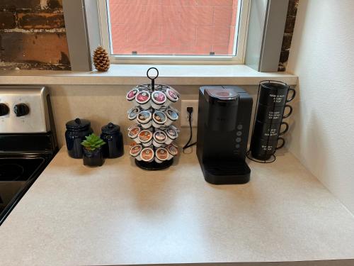 Dapur atau dapur kecil di Downtown 2BR Apartment