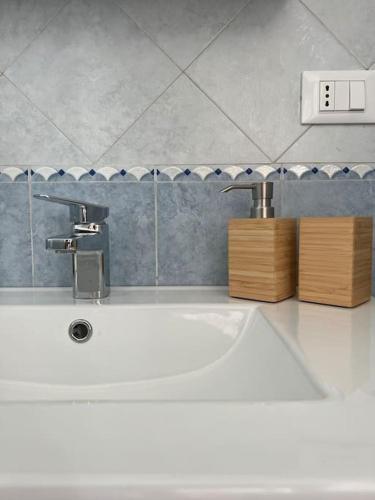 La salle de bains est pourvue d'un lavabo et d'un robinet. dans l'établissement Casa Belfiore 1892 - bilocale, à Turin