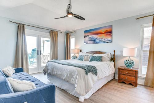 ein Schlafzimmer mit einem Bett, einem Sofa und Fenstern in der Unterkunft Oceanfront Surfside Beach Home Deck and Grill! in Surfside Beach