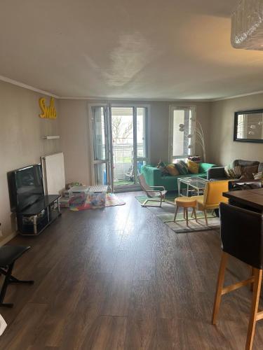 un salon avec un canapé et une télévision dans l'établissement Appartement 3 pièces à Fresnes, à Fresnes