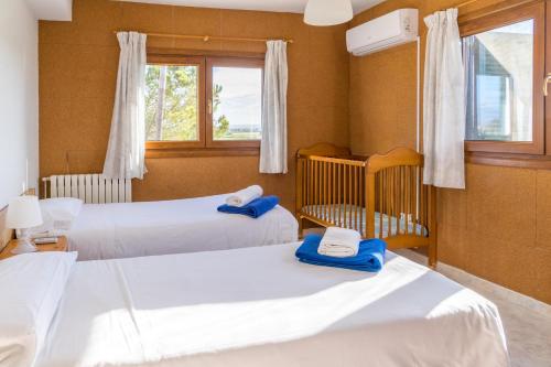 パルマ・デ・マヨルカにあるCas Fideuerのベッドルーム1室(ベッド2台、窓付)