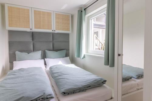 a bed in a room with a window at Küstennest in Timmendorfer Strand