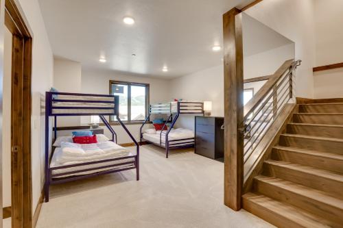 een kamer met twee stapelbedden en een trap bij Mountain Home with Hot Tub, Near WP Resort! in Winter Park