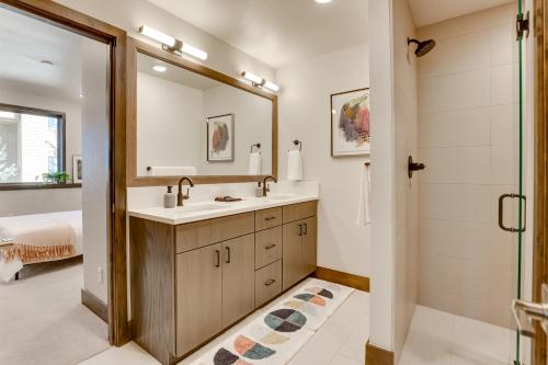 een badkamer met een wastafel en een spiegel bij Mountain Home with Hot Tub, Near WP Resort! in Winter Park