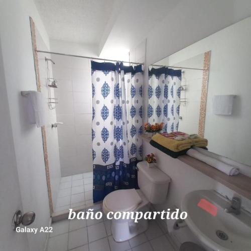 a bathroom with a toilet and a shower and a sink at APARTAMENTO AMOBLADO - SIN AIRE ACONDICIONADO in Valledupar