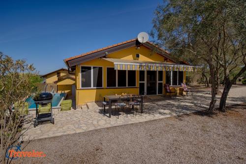 Romantic villetta with pool, large garden with olive trees near the beach - by TRAVELER tourist agency Krk - ID 2202