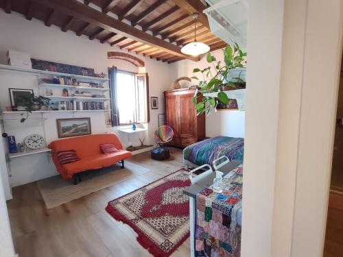 ein Wohnzimmer mit einem roten Stuhl und einem Sofa in der Unterkunft La casa di Fabri in Piombino