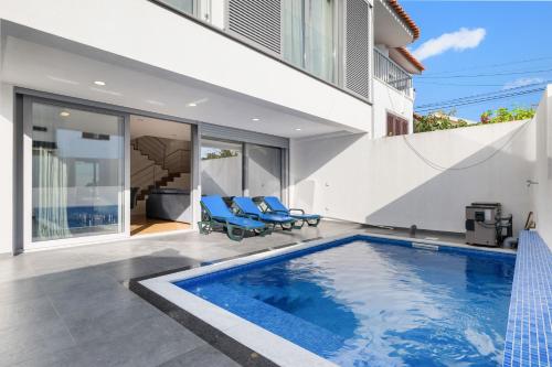una piscina nel cortile di una casa di Charmy Villa Estoril by Amber Star Rent a Cascais