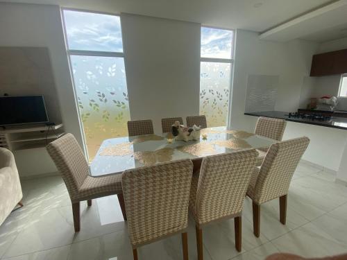 y cocina con mesa de comedor y sillas. en Casa en Mar Adentro en Santa Cruz de la Sierra