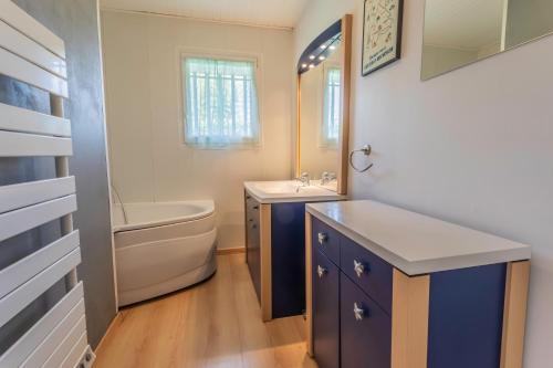 une salle de bain avec un lavabo, une baignoire et des toilettes dans l'établissement Maison avec piscine 4 chambres, 8 couchages Biscarrosse Bourg proche centre ville., à Biscarrosse