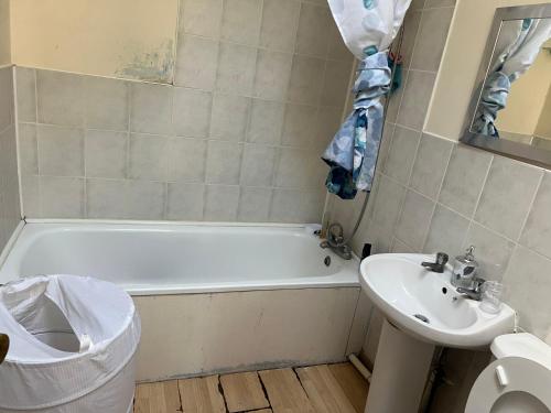 a bathroom with a tub and a sink and a toilet at Hastings street in Luton