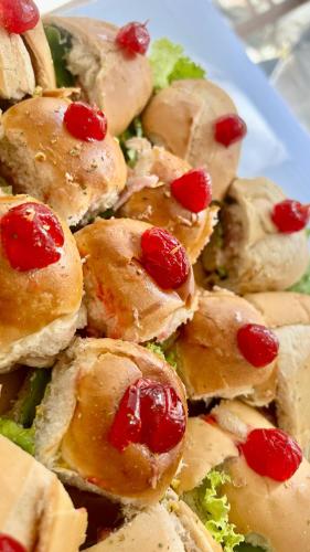 ein Teller mit Essen und einem Haufen in der Unterkunft Pousada Estalagem dos Corais da Prainha in Arraial do Cabo