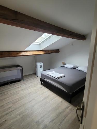 une chambre avec un grand lit dans un grenier dans l'établissement BEAU T3 AU COEUR DU CENTRE VILLE (205), à Narbonne