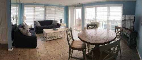 sala de estar con mesa y comedor en Ocean front Rental 101-3, en Tybee Island