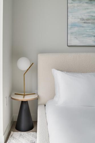 a bedroom with a bed and a table with a lamp at Kasa Wynwood Miami in Miami