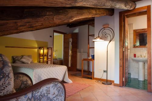ein Schlafzimmer mit einem Bett und einem Waschbecken in einem Zimmer in der Unterkunft La Vecchia Quercia in San Cipriano Picentino