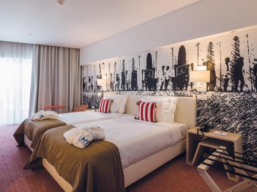 een hotelkamer met 2 bedden in een kamer bij MH Peniche in Peniche