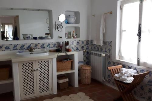 uma casa de banho com um lavatório e um espelho em Charming Country House in Silves em São Bartolomeu de Messines