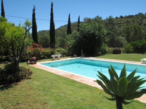 uma piscina no quintal de uma casa em Charming Country House in Silves em São Bartolomeu de Messines