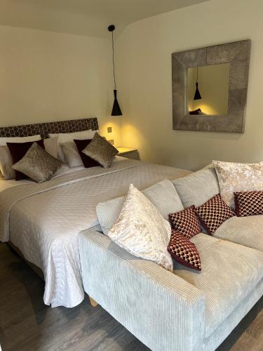ein Schlafzimmer mit zwei Betten und einer Couch in der Unterkunft Frankel in Kelling
