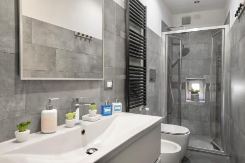 a bathroom with a sink and a toilet and a shower at Piombino Apartments - Casa XX Settembre in Piombino