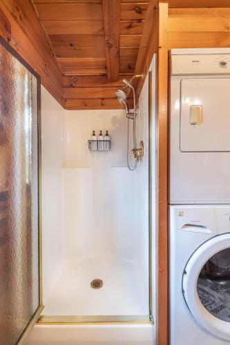 a washer and dryer in a tiny house at Sage Brush Cabin in Millersburg