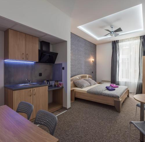 70s Hostel في كراكوف: غرفة صغيرة بها سرير ومطبخ