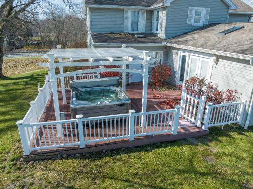 Gallery image of Maplewood Farmhouse + Hot tub in Howland Corners