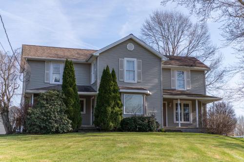 Gallery image of Maplewood Farmhouse + Hot tub in Howland Corners