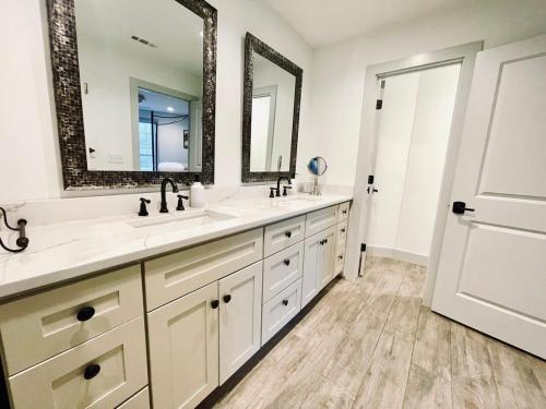 ロジャースにあるBeaver Lake Modern Getaway -3 bedroom houseの洗面台が2つと大きな鏡があるバスルーム