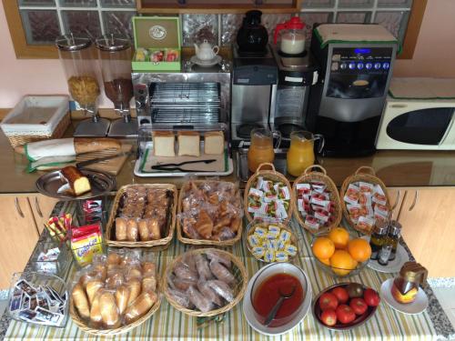 une table recouverte de paniers de pain et d'autres aliments dans l'établissement Hotel Valdoviño, à Valdoviño