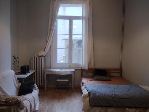 um quarto com duas camas e uma janela em Cozy Roomy em Montpellier