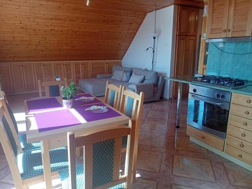 Una cocina o zona de cocina en Júlia Apartman